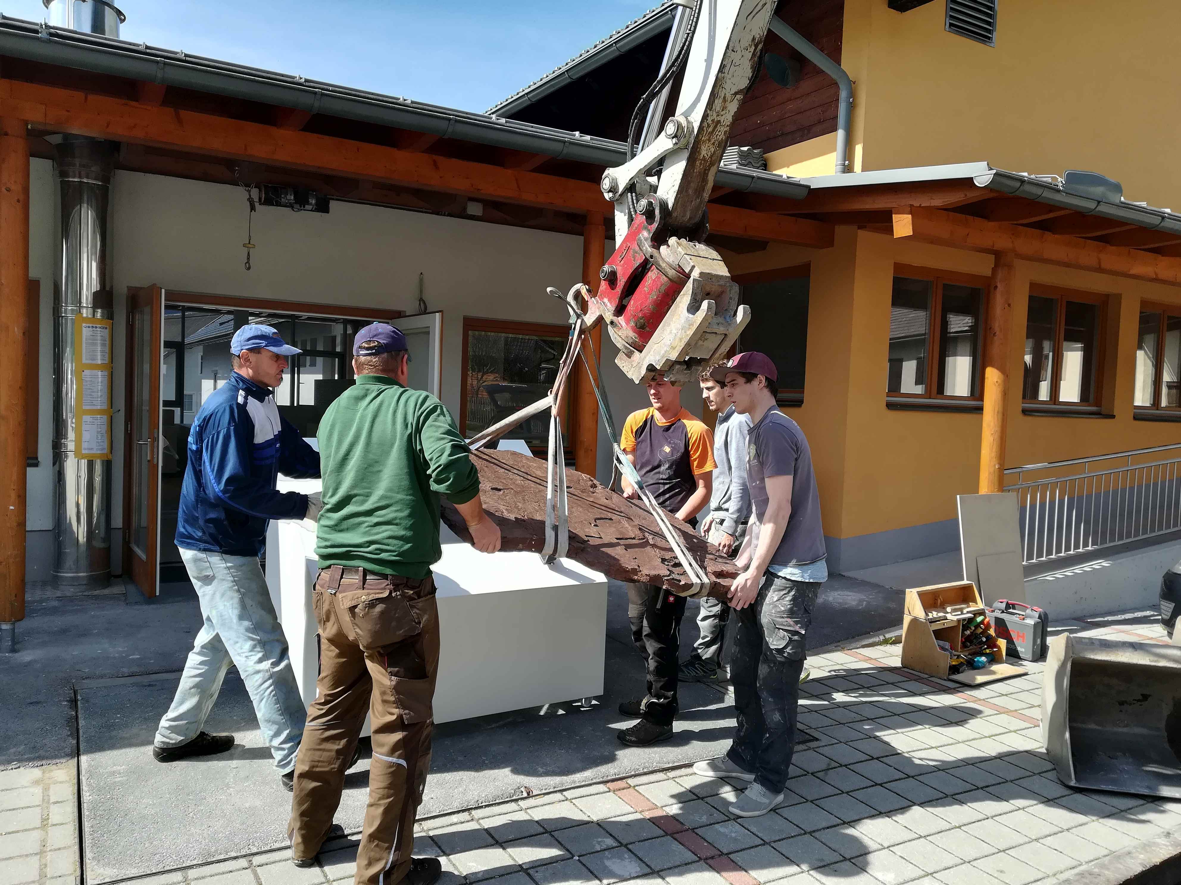 Die Saurierfährtenplatte kehrt nach ihrer Präparation im NHM Wien heim